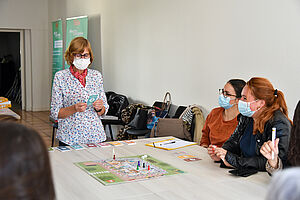 Jeu Éco’n’Home animé par une conseillère en économie sociale et familiale du Service Habitat Logement du Département du Tarn